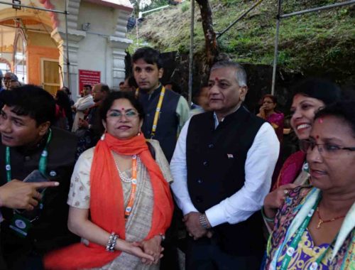 ११ वें विश्व हिंदी सम्मेलन के दोरान विदेश राज्य मंत्री वी. के .सिंह जी के साथ